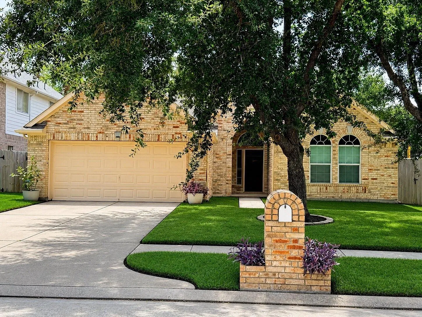 3 bed, 2.0 bath, 1862 sqft, $2,300 — Photo 2