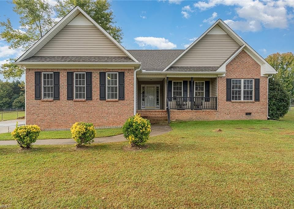 1st image of 218 Heritage Manor Cir