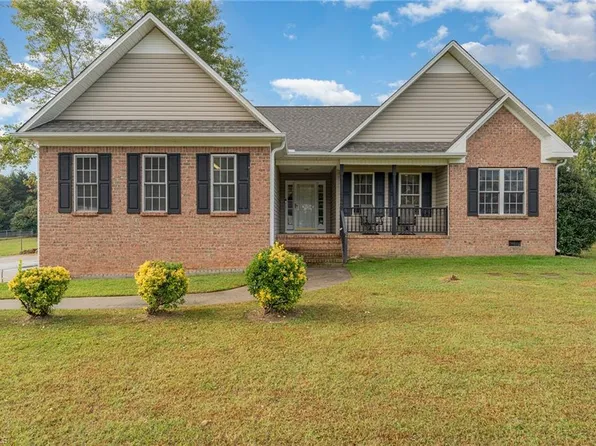 218 Heritage Manor Cir, Lexington, NC 27295