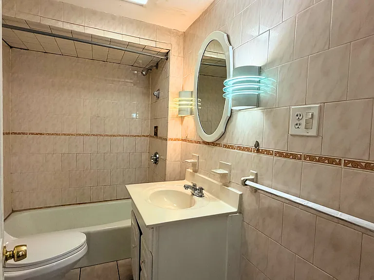 136 Seamans St #1R — Photo 6