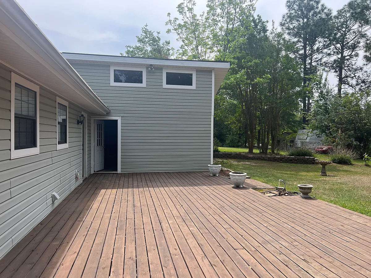 Large deck - door opens to separate storage room. - 406 Lake Front Dr