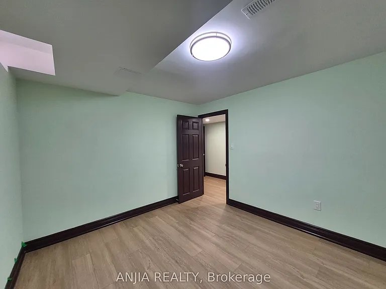742 Hammersly Blvd #BASEMENT — Photo 14