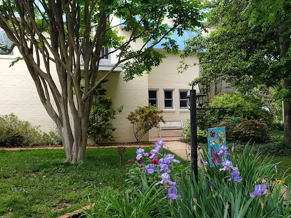 201 Garden Ct, Falls Church, VA 22046