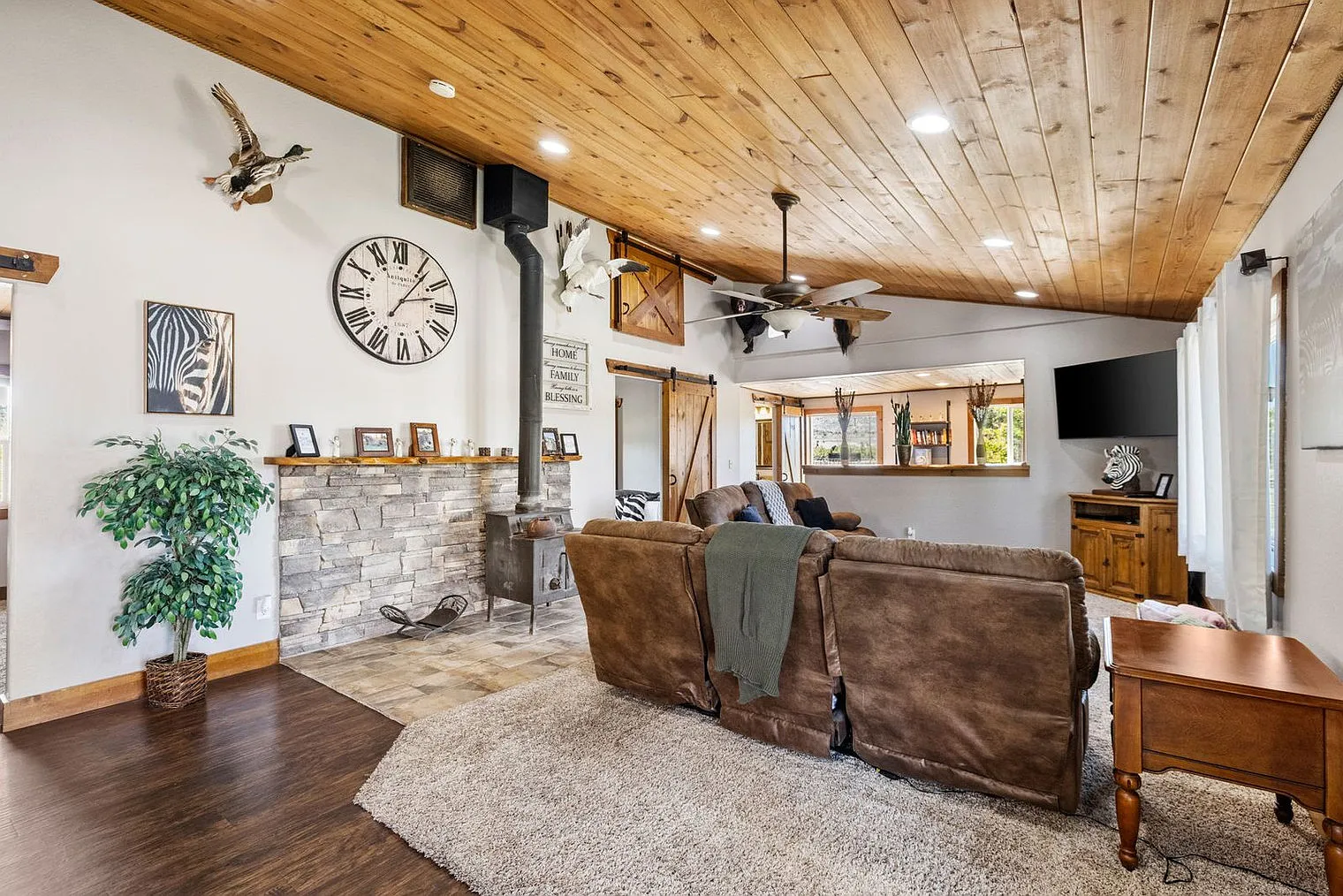 3 bed, 2.5 bath, 1797 sqft, $6,508 — Photo 3