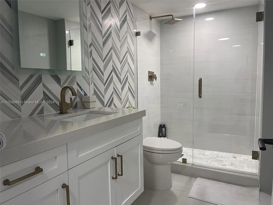 2555 Collins Ave #1409