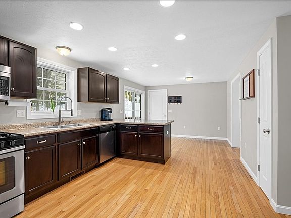 5th image of 2 Lydia Ln