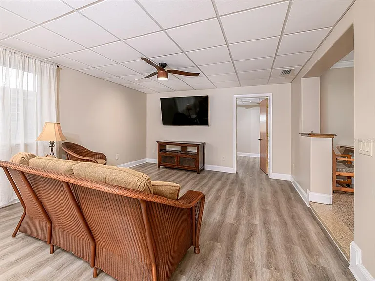 907 Hillside Ter — Photo 14