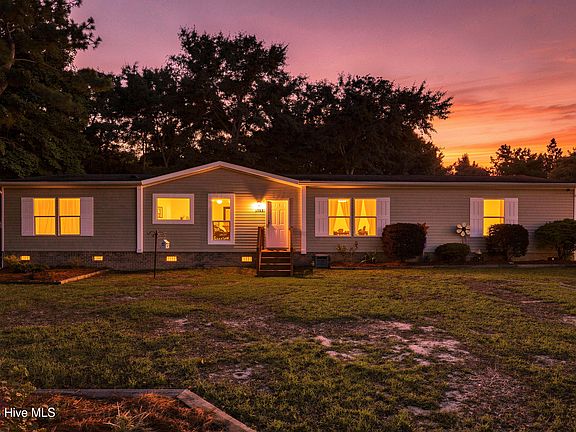 3rd image of 3992 Sourwood Court NE