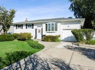 17 Algonquin Ln, Commack, NY 11725
