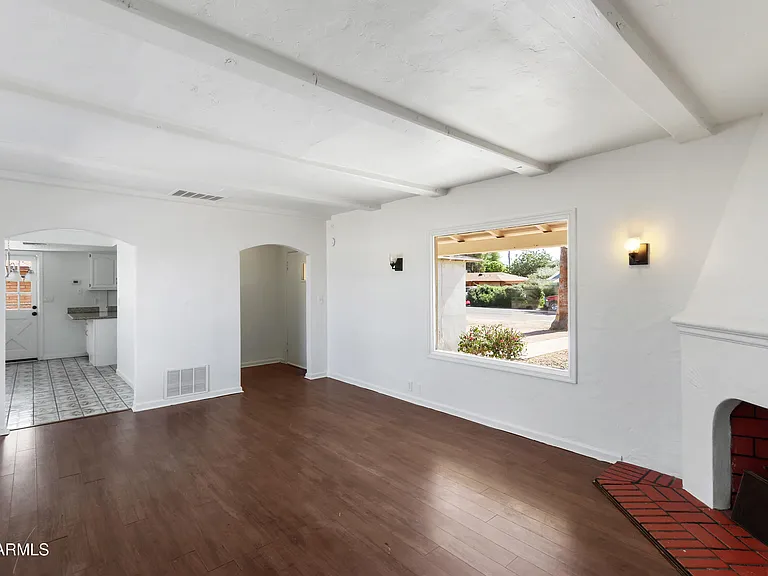 919 N Gilbert Ave — Photo 5