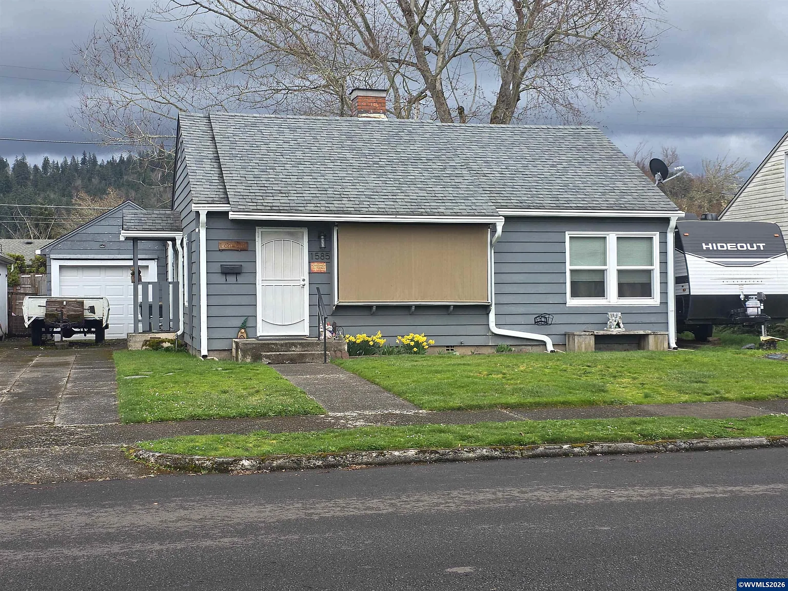 1585 Park Dr photo 1