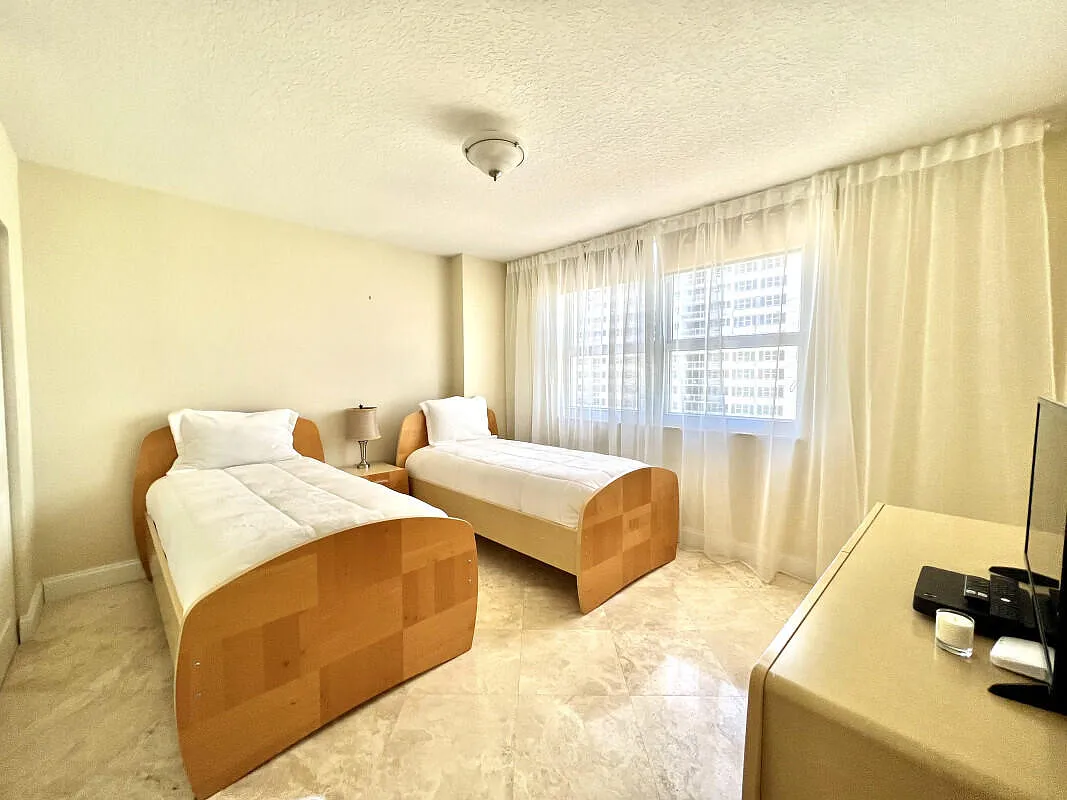 2 bed, 2.0 bath, 1000 sqft, $4,900 — Photo 3