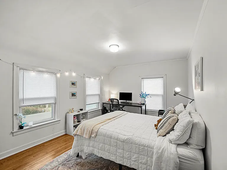 910 Vine St — Photo 2