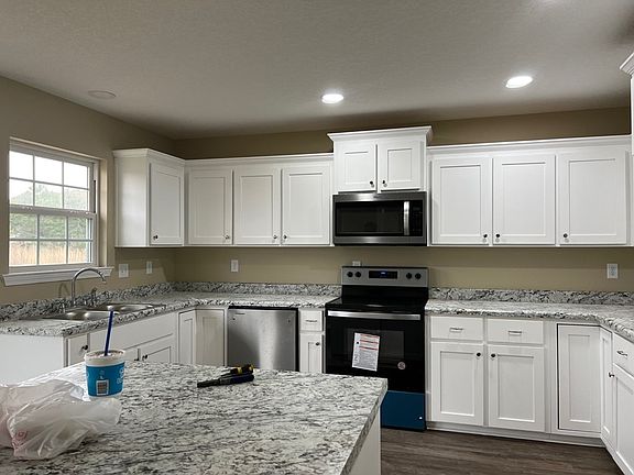 5th image of 572 Pinehurst Dr