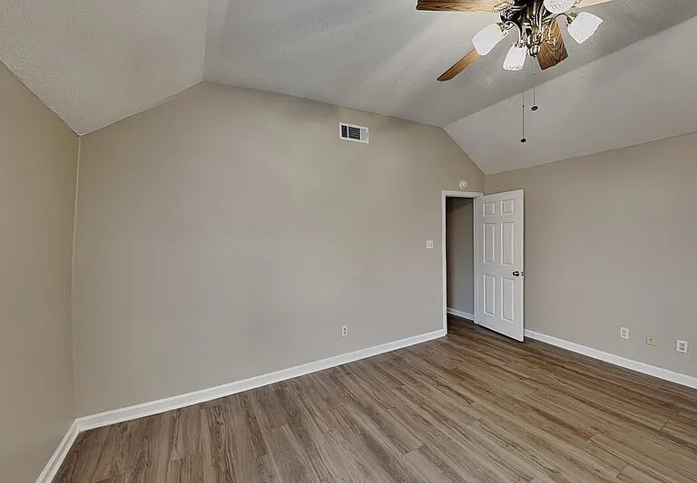 1633 Dexter Ln — Photo 6