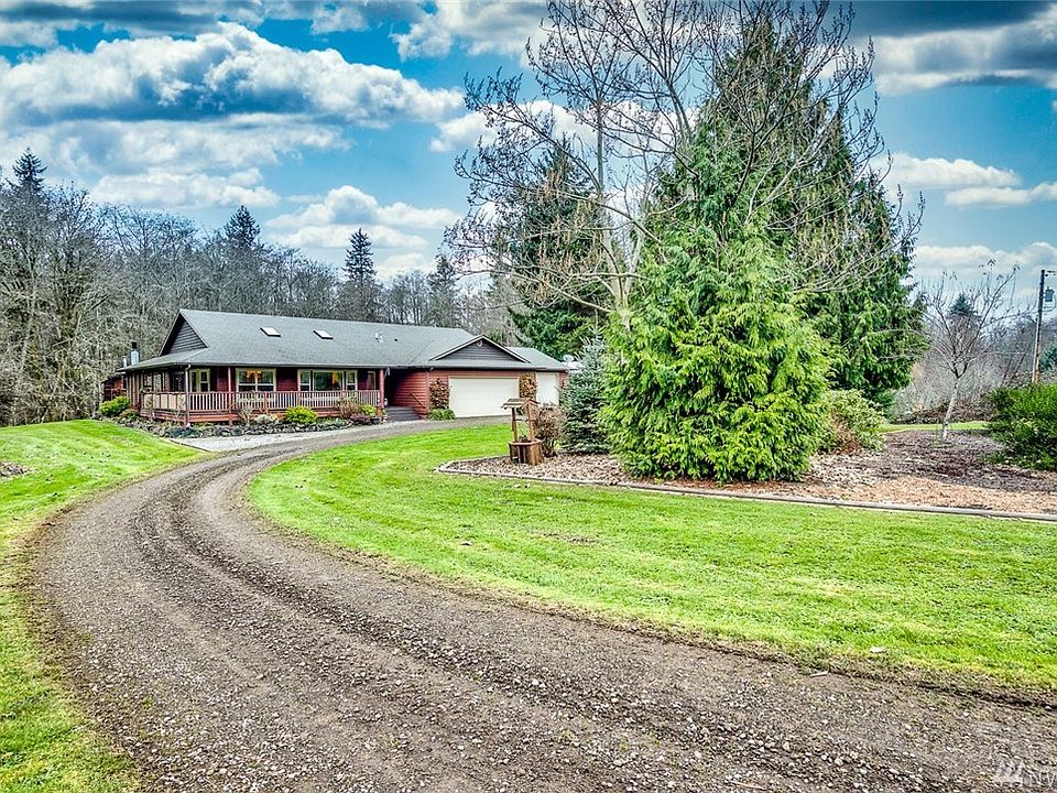 Wait no more!  Finally a one story on acreage, close to town and the ferries! 