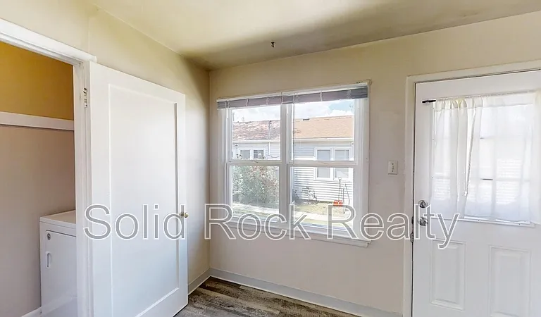 1214 Janes Ln — Photo 2