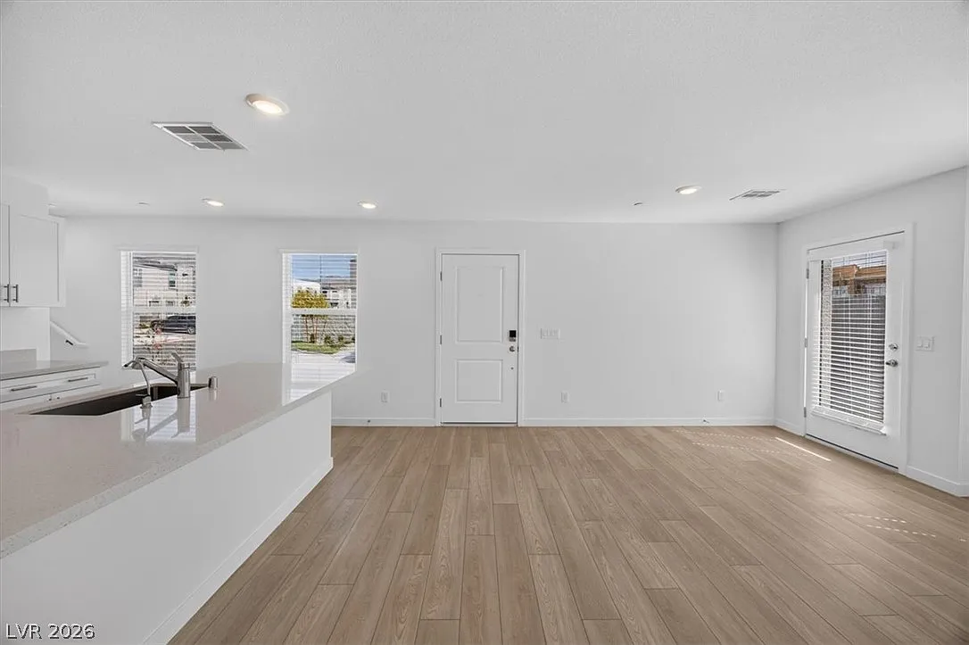 2 bed, 2.5 bath, 1244 sqft, $1,900 — Photo 3