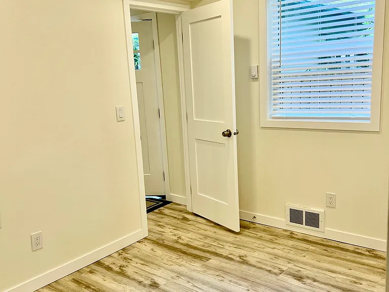 220 E Sunset Way #6 — Photo 16