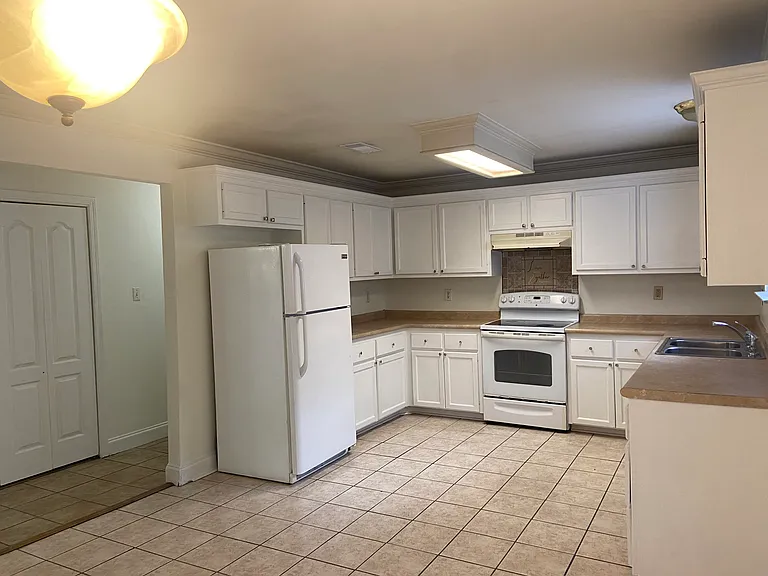 2123 Colorado St — Photo 3