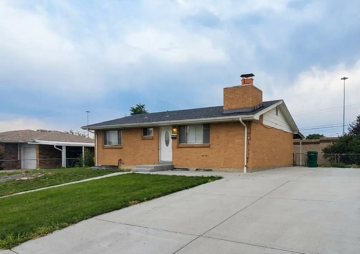 3 bed, 1976 sqft, $2,595 — Photo 2
