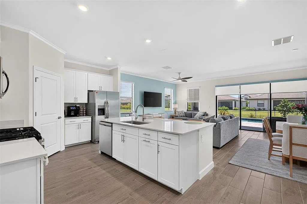 3 bed, 3.0 bath, 2702 sqft, $7,100 — Photo 4