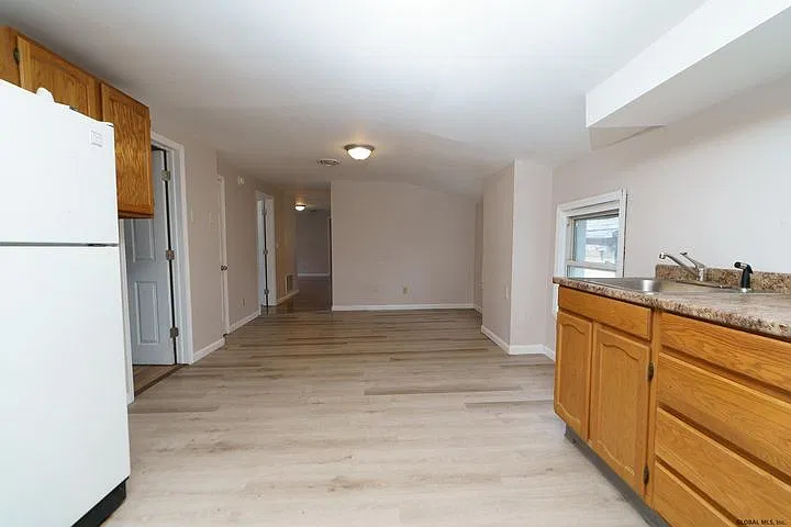 93 6th Ave — Photo 2