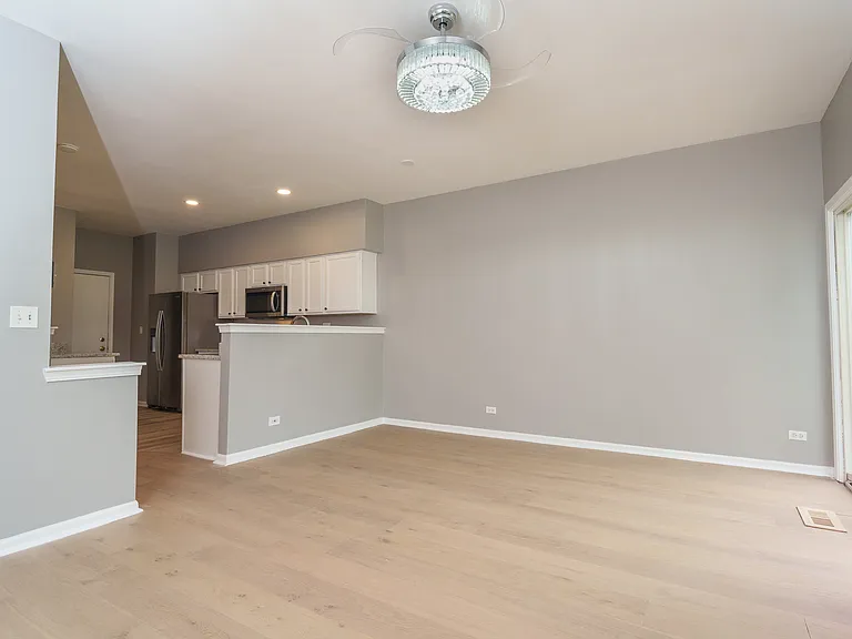 1039 Woodview Ct — Photo 4