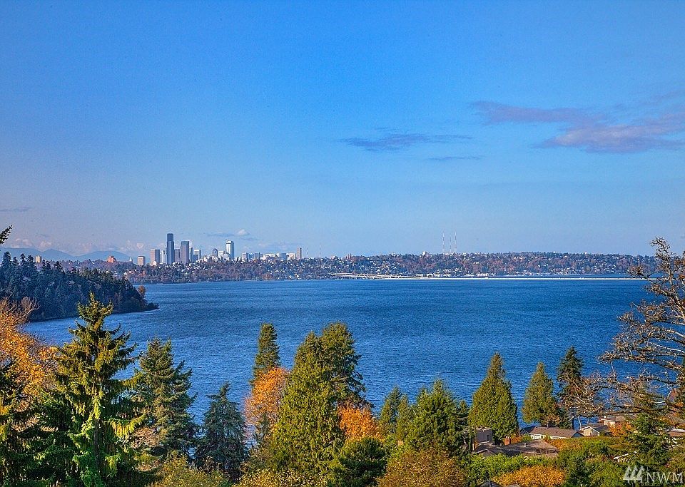 One of the very best Western Views on all of Mercer Island.  Seward Park, the Olympics, Lake Washington and the City of Seattle in all her glory!