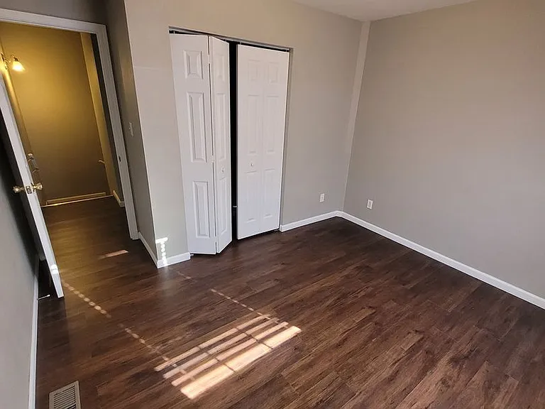 402 Shade Tree Ln — Photo 6