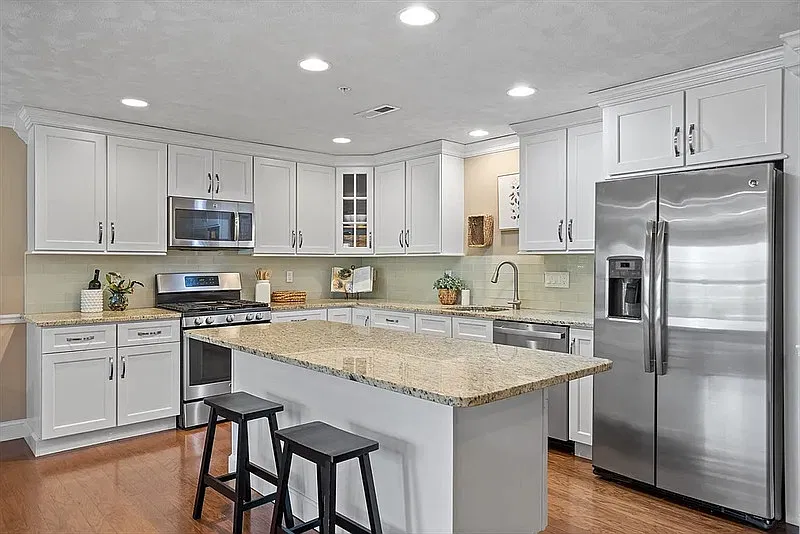 1 bed, 1.0 bath, 933 sqft, $1,850 — Photo 2