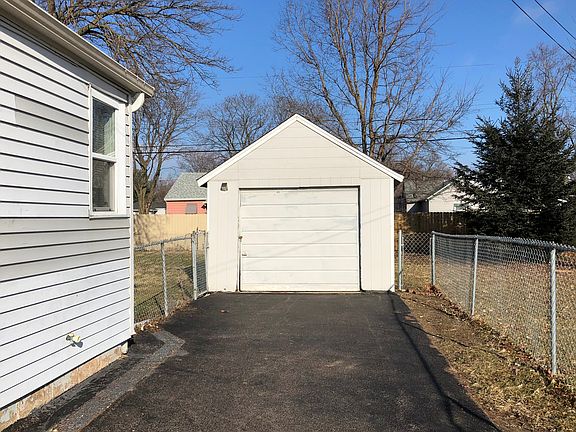 3rd image of 826 Kingsley Dr
