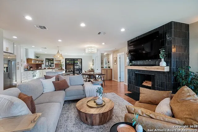 4 bed, 3.0 bath, 2100 sqft, $4,700 — Photo 3