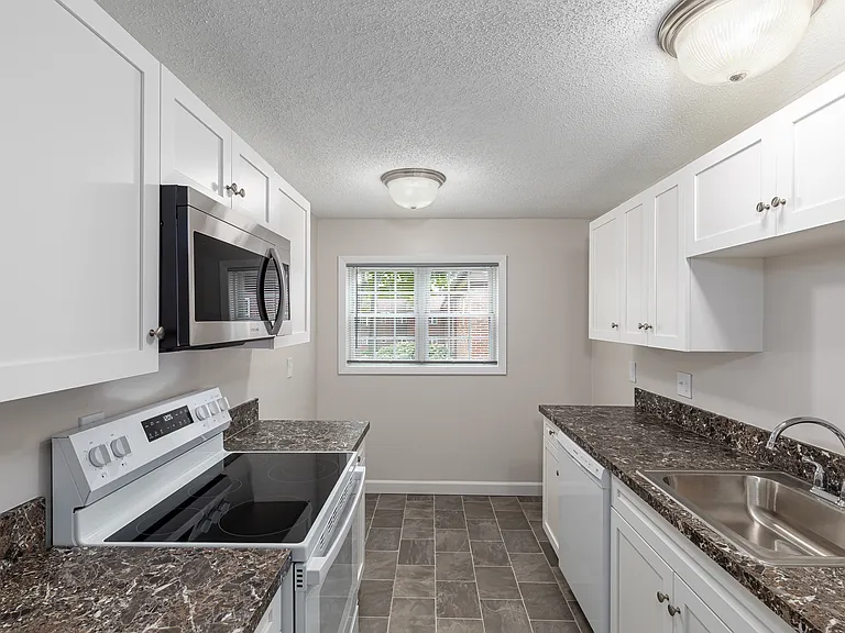 1 BD, 1 BA (630sqft) - Kitchen (Robert Treat)