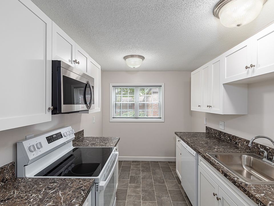 1 BD, 1 BA (630sqft) - Kitchen (Robert Treat)