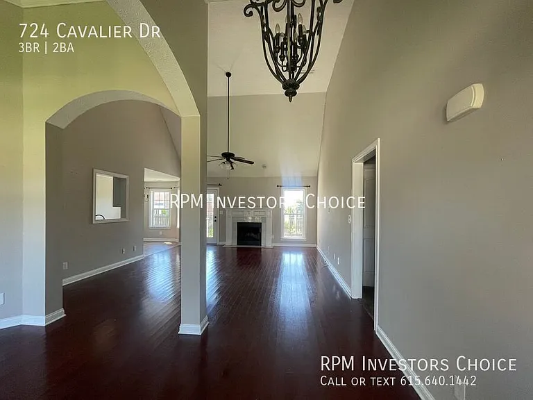 724 Cavalier Dr — Photo 3