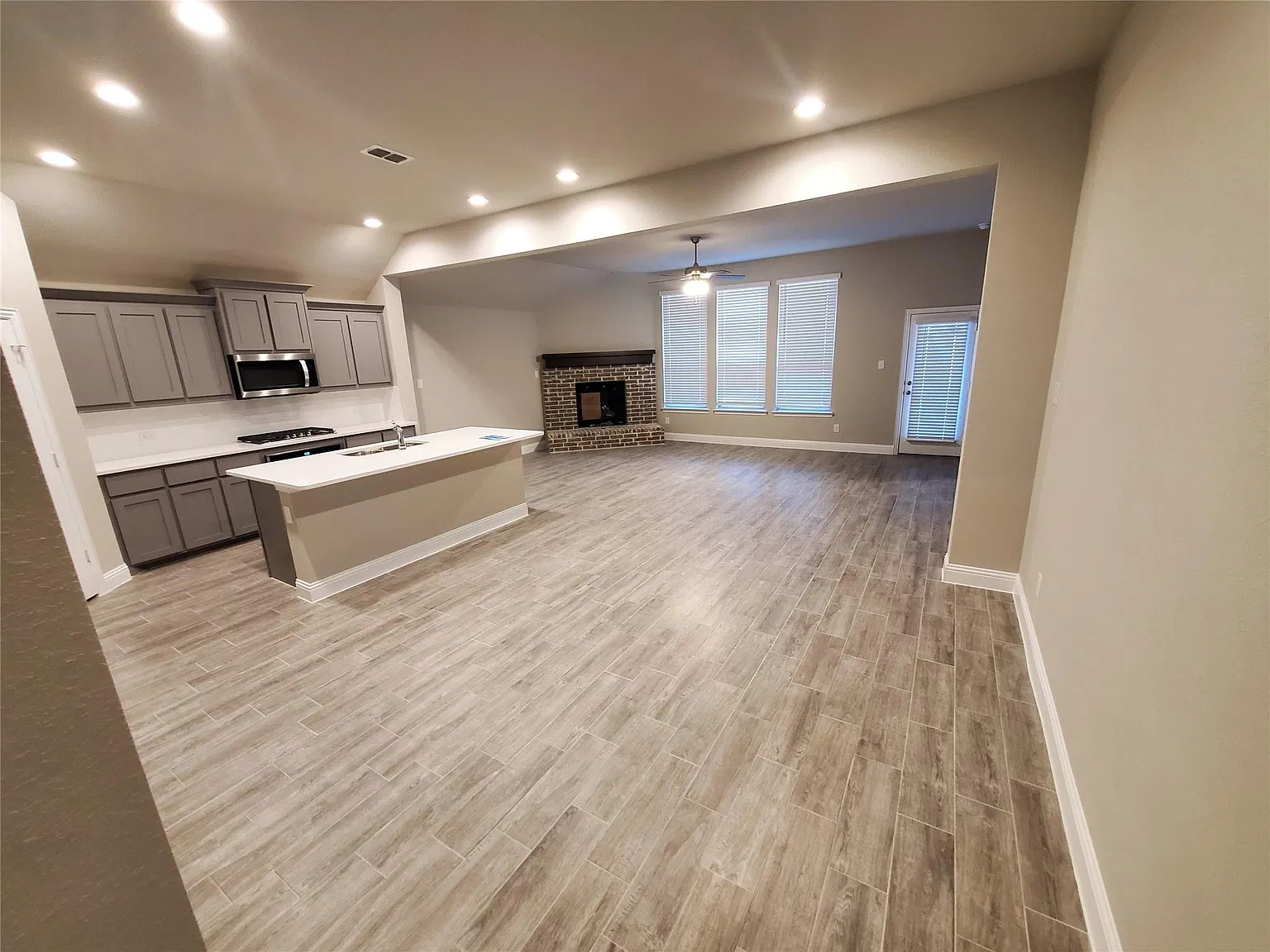 4 bed, 1982 sqft, $2,900 — Photo 3