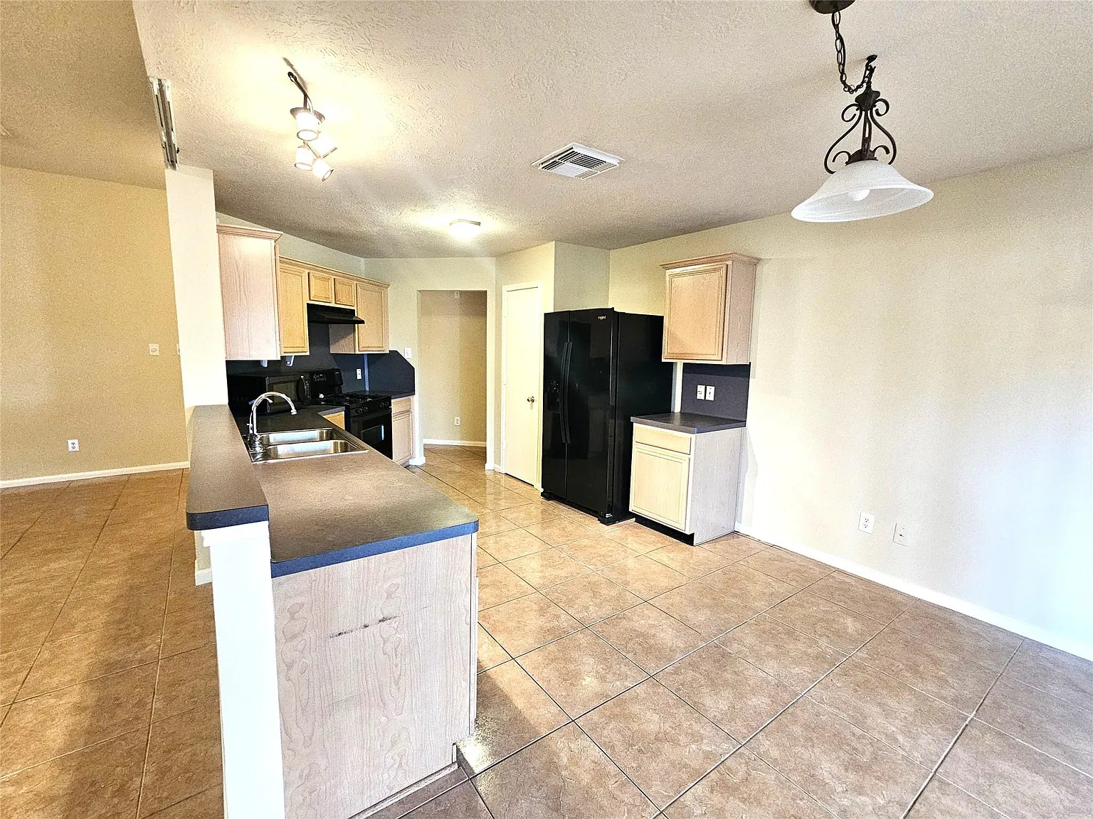 3 bed, 2.0 bath, 1735 sqft, $2,275 — Photo 4