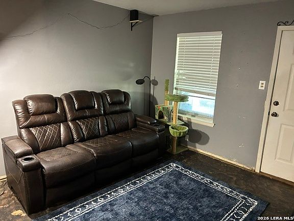 3rd image of 613 OLD CARRIZO RD