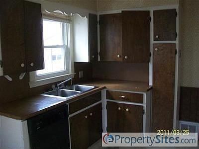 3rd image of 842 Muriel St SW
