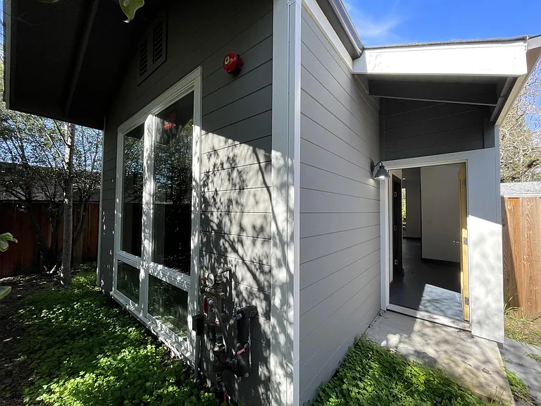 725 Center St — Photo 3