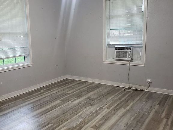 4th image of 915 W Pecan St
