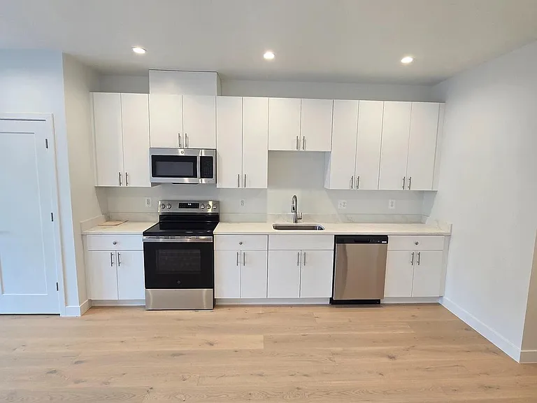 2536 Elvans Rd SE — Photo 3