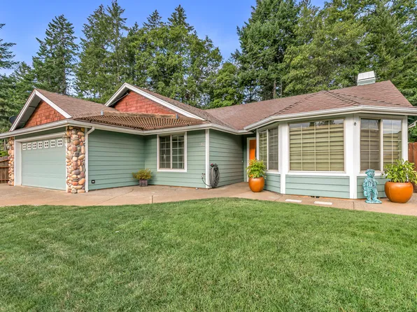 292 Mountain Valley Way, Cave Junction, OR 97523