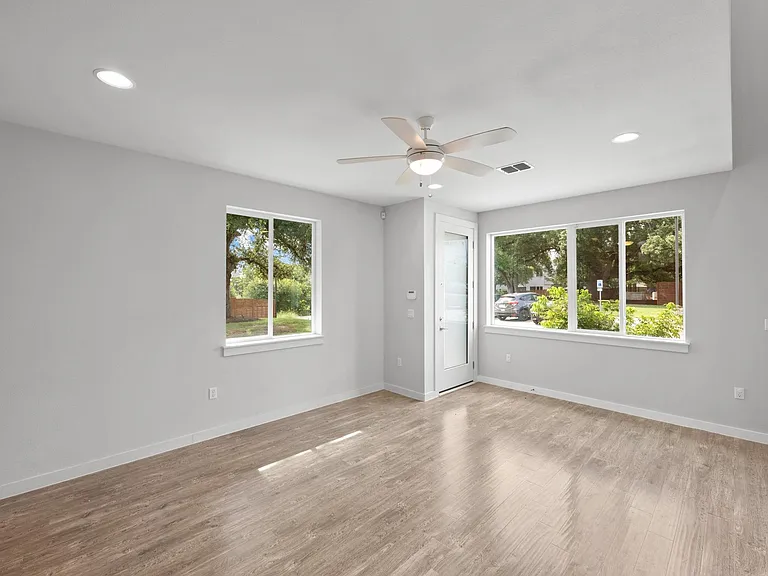 801 N Bluff Dr #17 — Photo 4