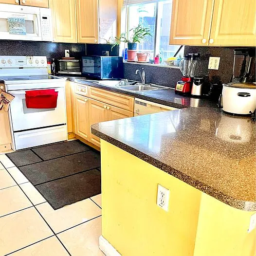 3 bed, 3500 sqft, $700 — Photo 3