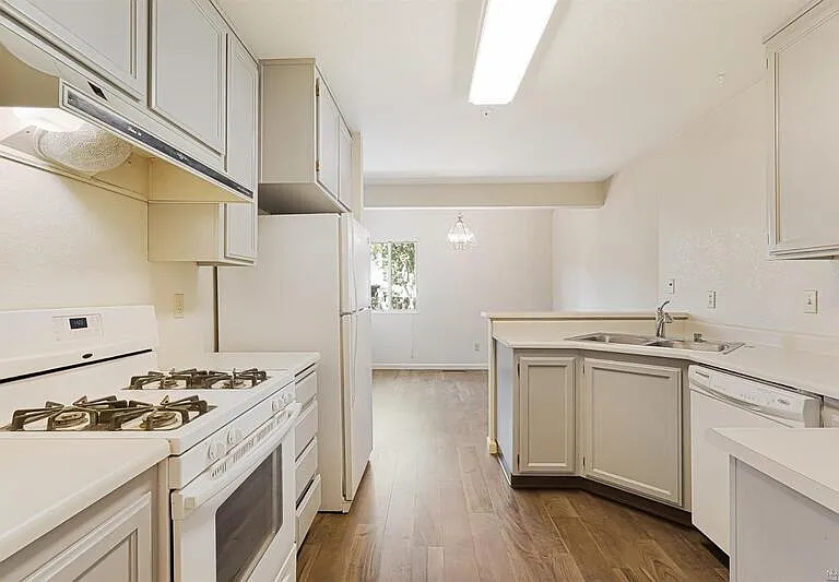 7 Meridian Cir — Photo 12