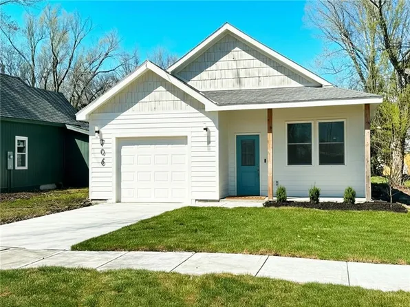 706 Pacific Ave, Osawatomie, KS 66064