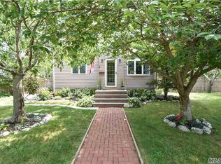 450 Howard Ave, Copiague, NY 11726