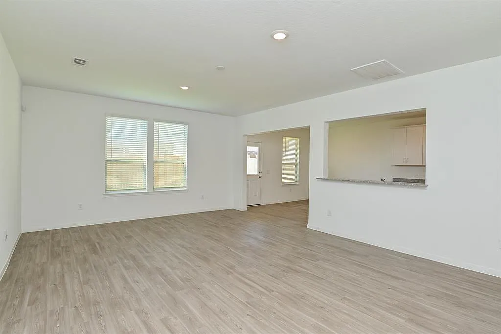 4 bed, 2.5 bath, 1917 sqft, $2,400 — Photo 3